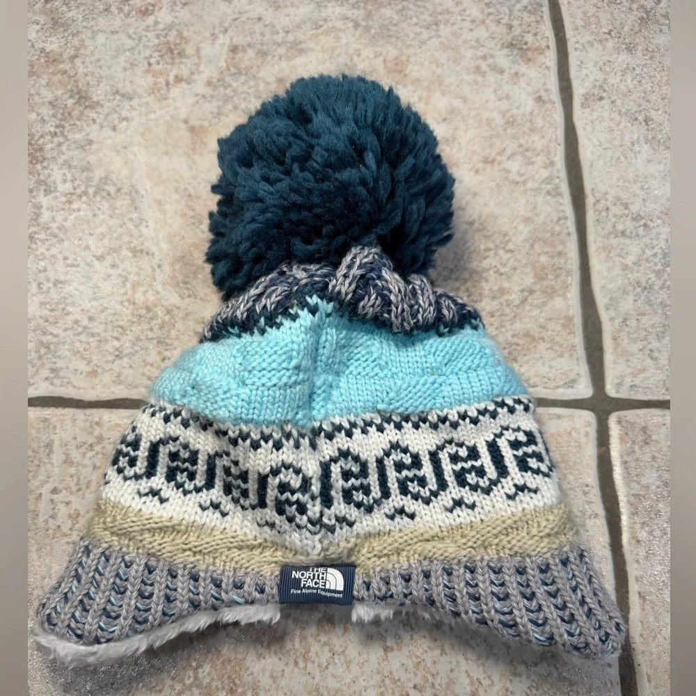 The North Face kids winter Pom Pom hat, infant 0-6 months
